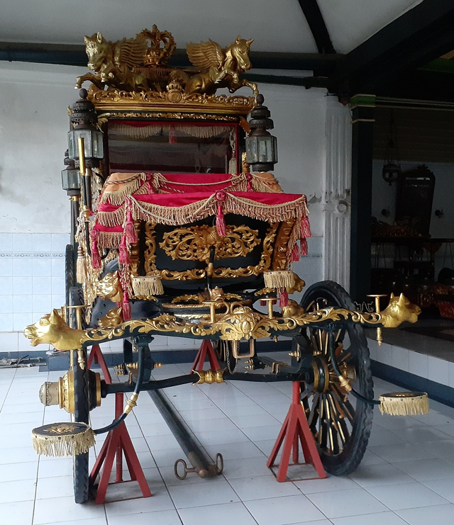 Viral Foto Seorang Pria Duduki Kereta Koleksi Pangeran Keraton Yogyakarta 