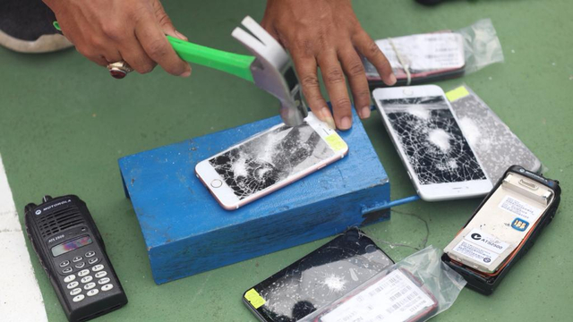 Foto: Pemusnahan Barang Ilegal di Bea Cukai Aceh, HP & HT Dihancurkan Pakai Palu (88606)
