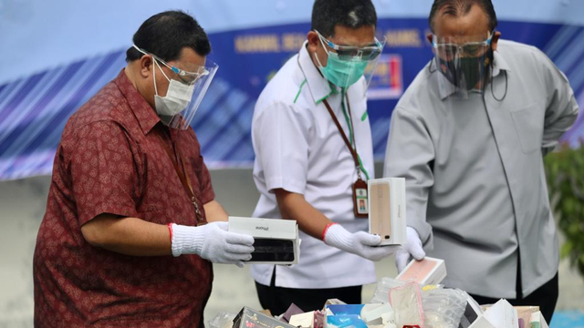 Foto: Pemusnahan Barang Ilegal di Bea Cukai Aceh, HP & HT Dihancurkan Pakai Palu (88608)