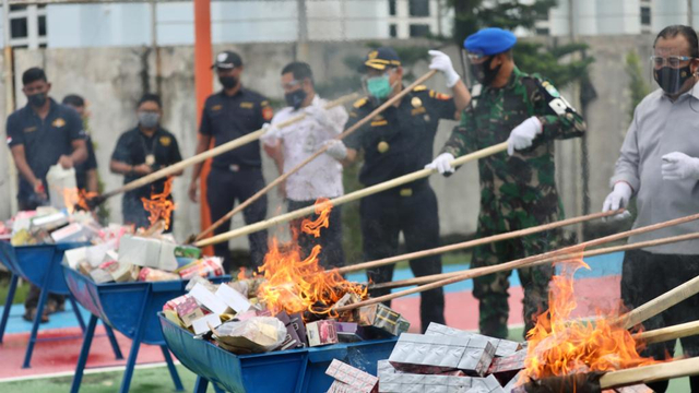Foto: Pemusnahan Barang Ilegal di Bea Cukai Aceh, HP & HT Dihancurkan Pakai Palu (88609)