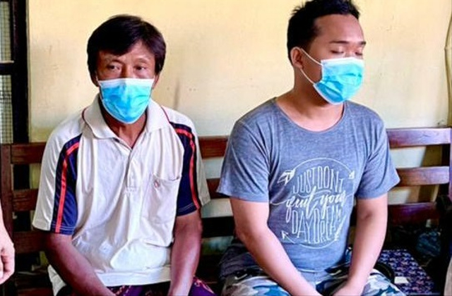 Dua pelaku judi togel dibawa ke Rumah Tahanan Polres Pemalang oleh petugas dari Posek Ulujami, Kamis (1/4/2021). (Foto: Dok Humas Polres Pemalang)