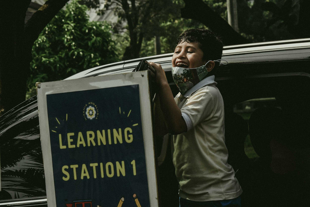 Seorang murid menyapa temannya saat tiba di area kegiatan belajar mengajar. Foto: Fakhri Hermansyah/ANTARA FOTO
