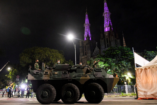 Prajurit TNI dengan Panser Anoa tiba di depan Gereja Katedral di Jakarta, Kamis (1/4). Foto: Sigid Kurniawan/ANTARA FOTO