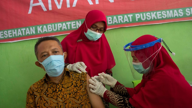 Calon Jemaah Haji (CJH) asal Kabupaten Aceh Barat, Aceh, menerima suntikan vaksin corona Sinovac, Kamis (25/3). Foto: Siti Aisyah/acehkini