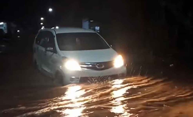 Bendungan di Madiun Jebol Bikin Banjir Bandang dan Tebing Longsor