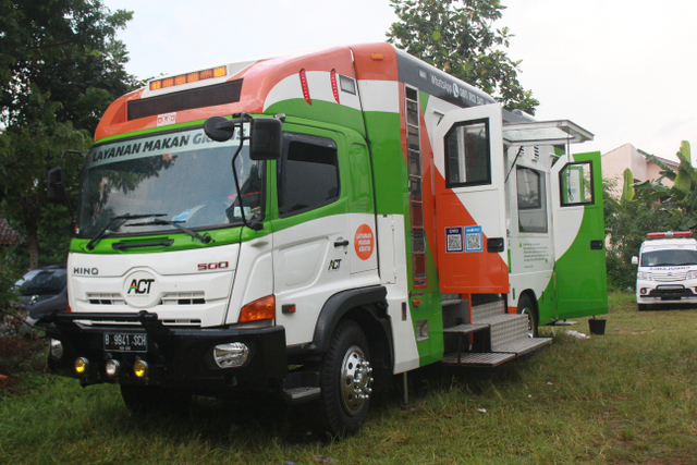 Humanity Food Truck Sajikan Pangan bagi Pengungsi Ledakan Kilang Minyak Balongan (180581)