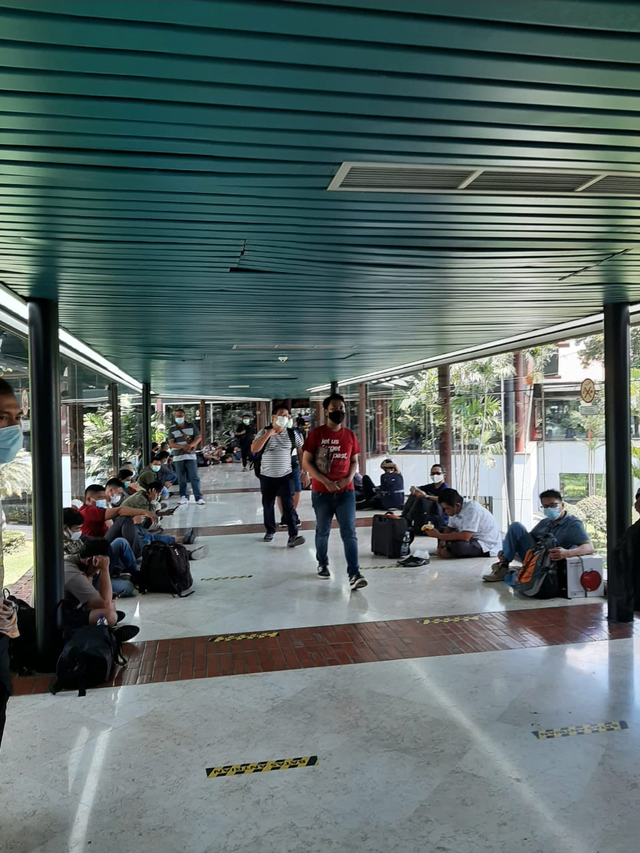 Penumpang Lion Air menunggu di Terminal 2D Soekarno Hatta, akibat pesawat delay, Jumat (2/4). Foto: Dok. Istimewa