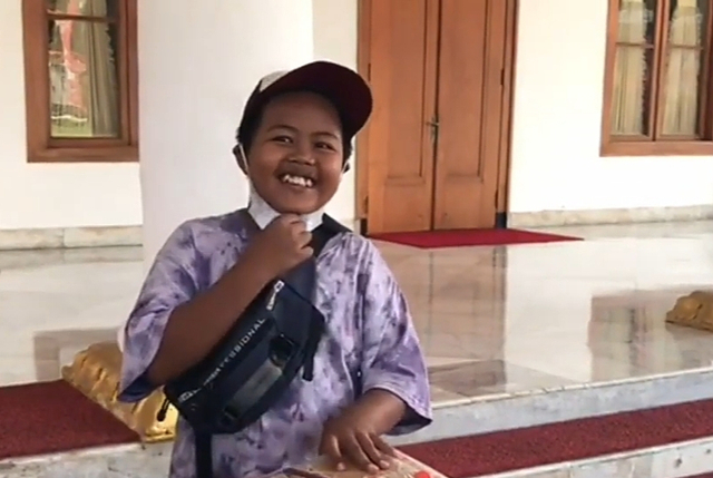 Rangga Supriyadi, bocah SD yang berjualan donat keliling, dagangannya diborong Gubernur Jatim Khofifah Indar Parawansa. Foto-foto: Masruroh/Basra