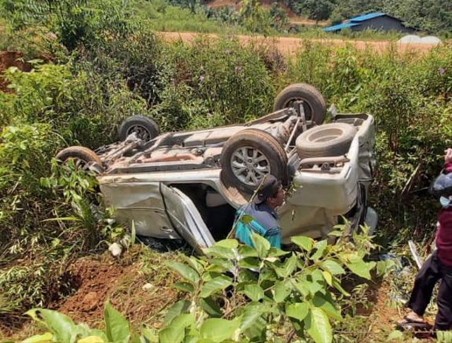 Mobil yang dikemudikan Kepala Dinas PU Kabupaten Melawi terguling di Batang Tarang. Foto: Dok. Istimewa