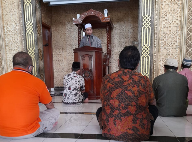 Aldi Nursyian Rafli ketika mengisi Khotbah Jumat di Masjid Nurul Faidzin Kantor Dispendik Kota Surabaya. Foto-foto: Dok. Pribadi