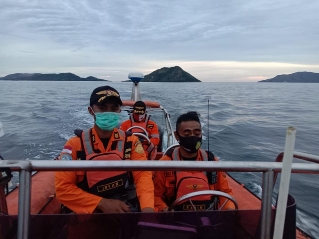 Tim SAR saat melakukan pencarian nelayan hilang di perairan Padamarang, Kolaka, Sultra. Foto: Dok Basarnas Kendari.