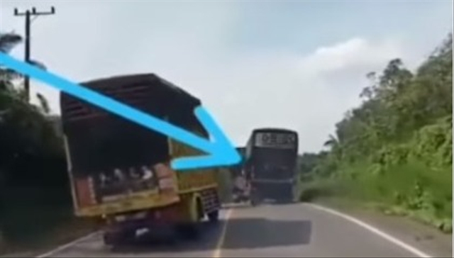 Viral aksi ugal-ugalan sopir truk nyaris membuat nyawa pengendara motor melayang. (Foto: Facebook/@Grup Facebook Dash Cam Owners Indonesia)