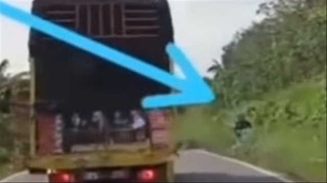 Salip-salipan Truk Buat Pemotor Terpaksa Pilih Jalur Khusus, Untung Gak Nyungsep (453442)