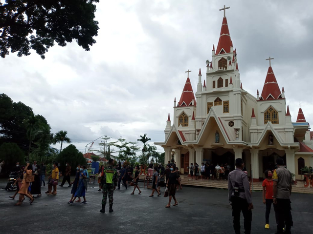 Perayaan misa Jumat Agung di Gereja Katedral Larantuka, Paroki Katedral Reinha Rosari, Kabupaten Flores Timur, Jumat (2/4) sore. Foto: Teddi Lagamaking.