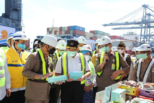 Menko PMK Muhadjir Effendy dan Mentan Syahrul Yasin Limpo melepas ekspor berbagai komoditas pertanian di Terminal Kontainer JICT Tanjung Priok, Jumat (2/4) pagi. Foto: Kementan RI