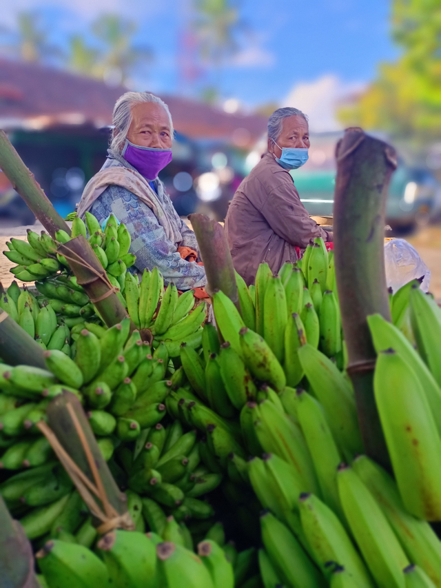 Mbah Ponirah (kiri) dan Mbah Selamet (kanan), keduanya saudara kandung yang sama-sama menemuki jual beli pisang. Foto: ESP