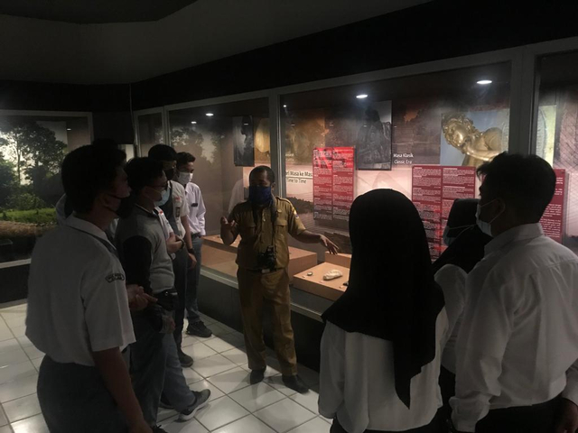 Ketika pihak Museum Siginjei memandu murid sekolah yang berkunjung untuk mempelajari kebudayaan dan sejarah di Jambi. Foto: M Sobar Alfahri/Jambikita.id