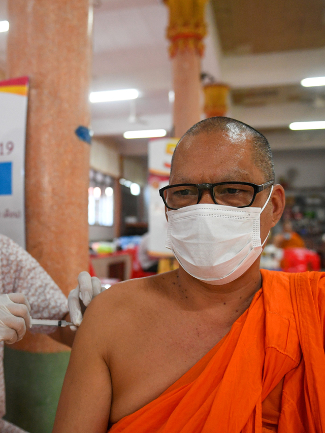 Foto: Vaksinasi Biksu Buddha di Thailand - kumparan.com