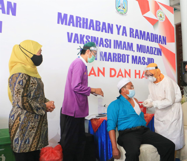 Gubernur Khofifah Tinjau Vaksinasi Covid-19 untuk Imam, Muadzin, dan Marbot Masjid di Masjid Al Akbar Surabaya (foto: Biro Adm. Pimpinan Setda Prov. Jatim)