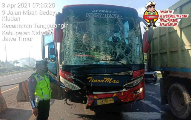Teriakan Histeris Penumpang saat Bus Tabrak Truk di Tol Sidoarjo
