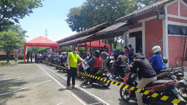 Warga dengan kendaraan R2 terlihat memadati area vaksinasi drive thru yang berlokasi di Lapangan Parkir S1 Ubaya Teknik Industri, Surabaya. Foto-foto: Amanah Nur Asiah/Basra