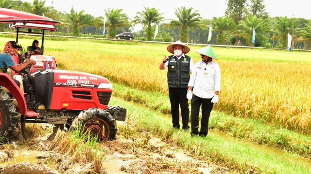 Menteri Pertanian Syahrul Yasin Limpo melakukan pengawalan panen raya padi dan gerakan serap gabah petani di Provinsi Sumatera Selatan . Foto: Kementan RI