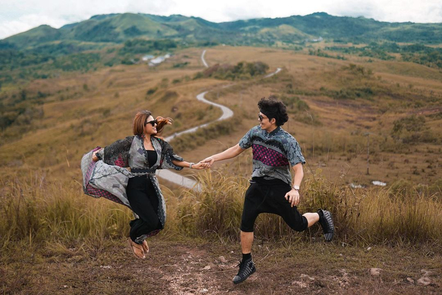 Atta Halilintar dan Aurel Hermansyah saat menikmati liburan di Sumbawa. Foto: Instagram @attahalilintar