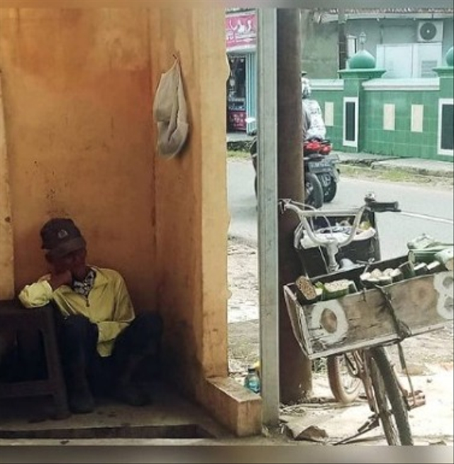 Kisah penjual tempe alias Lelek Tempe di Palembang dikerjai segerombolan remaja nakal dengan menggondol uang dan beberapa dagangannya. (Foto: Instagram/@manaberita)