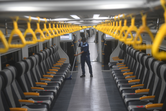 Petugas membersihkan kereta bandara premium di Stasiun Manggarai, Jakarta, Sabtu (3/4).  Foto: Akbar Nugroho Gumay/ANTARA FOTO