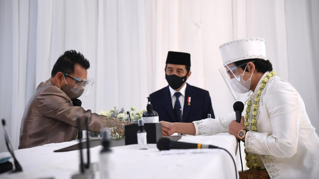 Presiden Joko Widodo (tengah) menjadi saksi pernikahan Atta Halilintar dan Aurel Hermansyah di Hotel Raffles Kuningan, Jakarta Selatan, Sabtu (3/4).  Foto: Lukas/Biro Pers Sekretariat Presiden
