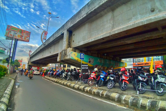 Lahan parkir Lady Fame di bawah jembatan layang (Flyover) MBK, Sabtu (3/4/2021) | Foto: Roza Hariqo/Lampung Geh