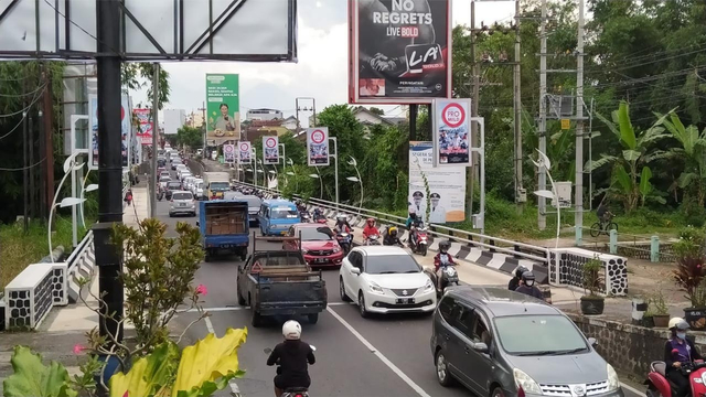 Jalan Ranugrati, Kota Malang, padat dan langganan macet.(foto:azmy)