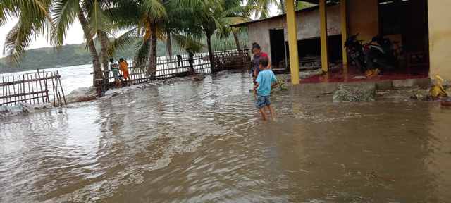 Rumah warga yang terdampak gelombang tinggi air laut di Desa Kebirangga, Sabtu (3/4). 