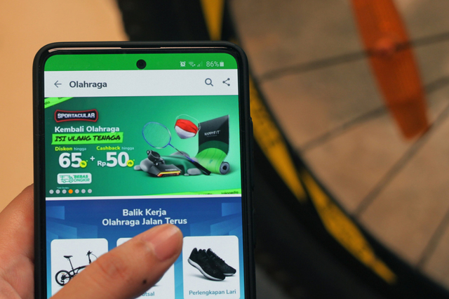 Foto seseorang sedang membuka apliaksi Tokopedia. Sumber: Tokopedia