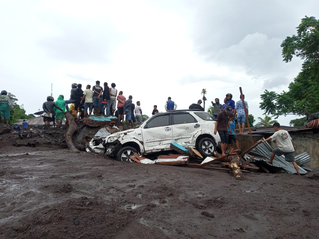 Banjir bandang di Desa Nelelamadiken. Foto: Teddi Lagamaking.