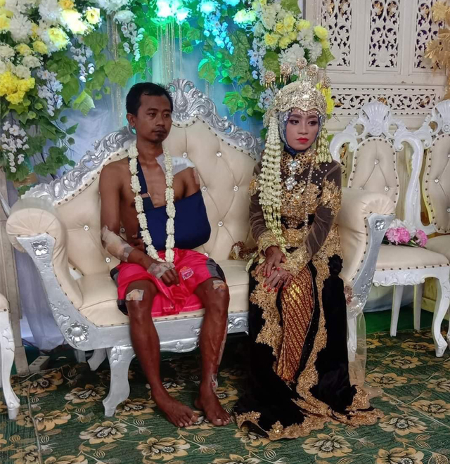 Pengantin kecelakaan. (Foto: @br0wski/Twitter)