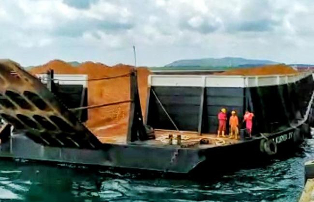 Kapal tongkang tiba di Bintan dengan muatan ribuan ton bauksit dari Kalimantan.