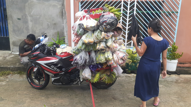 Motor sport jadi kendaraan pengangkut sayur di Kota Jayapura.  (Dok Hari Suroto)