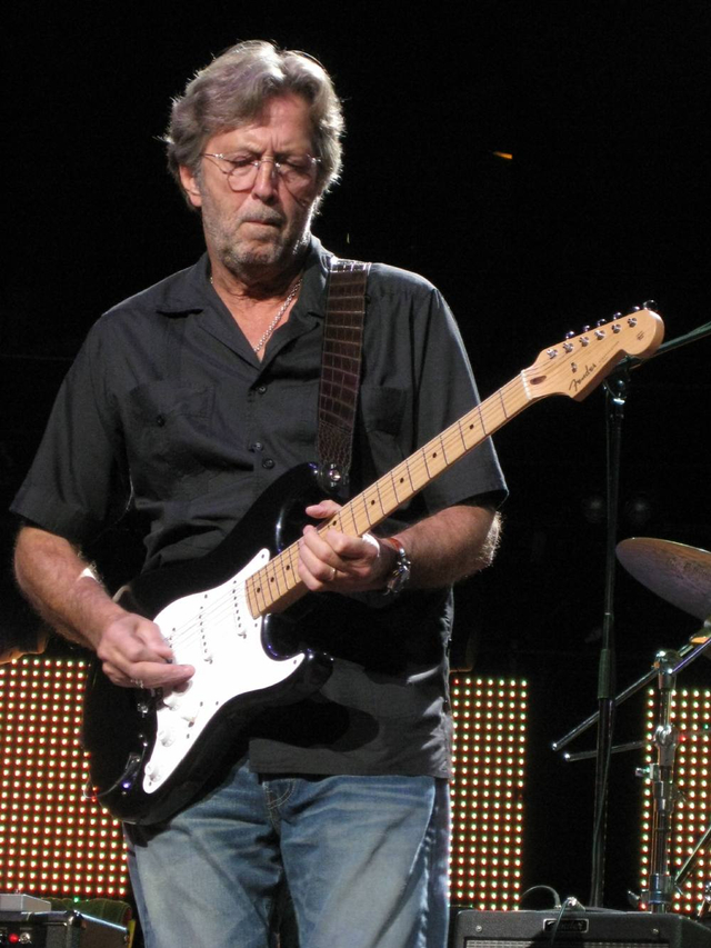 Gitaris legendaris Eric Clapton dengan gitar Fender Stratocaster andalannya. (Foto: whereseric.com).