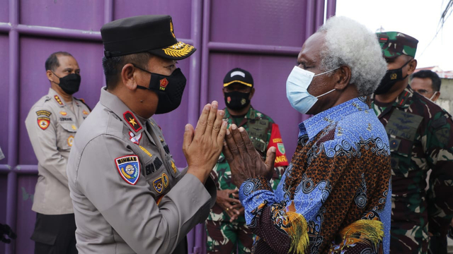 Ketua FKUB Papua, Pendeta Lipius Biniluk bersama Wakapolda Papua Brigjen Pol Eko Rudi Sudarto disela-sela Deklarasi Damai dari Tanah Papua. (Dok Polda Papua) 