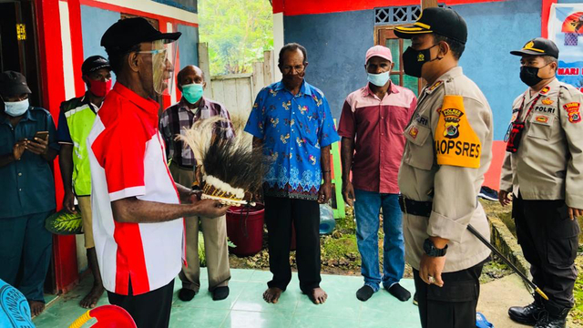 Kepala suku di Keerom, Papua saat pertemuan dengan kapolres setempat. (Dok Polda Papua) 