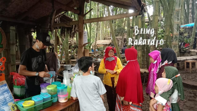 Para pengunjung memasan kuliner yang banyak tersedia di Wisata Bring Raharho.(foto: M Sholeh)