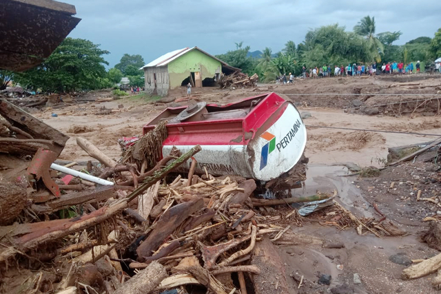 Sejumlah rumah dan kendaraan rusak akibat banjir bandang di Desa Waiburak, Kecamatan Adonara Timur, Flores Timur, NTT, Minggu (4/4).  Foto: BPBD Flores Timur/HO/ANTARA FOTO