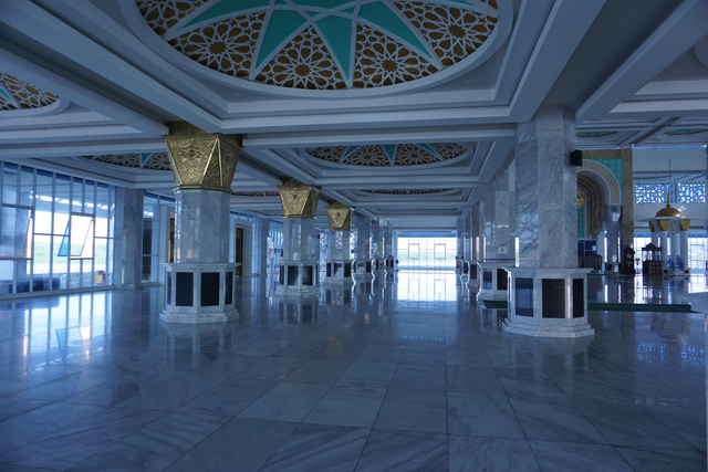 Foto: Keindahan Masjid Al Alam, Berdiri Megah di Tengah ...