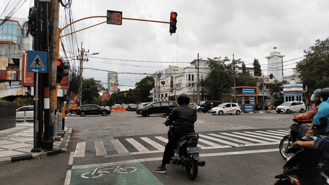 Salah satu persimpangan di Jalan Basuki Rahmat (Bank BCA) tanpa ada rambu belok kiri langsung. Foto: Ulul Azmy