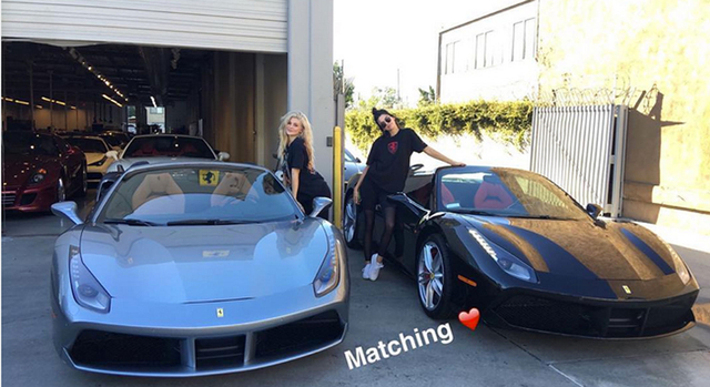 Kendall Jenner (kanan) saat berpose bersama mobil Ferrari miliknya. (Foto: Instagram/@kendalljenner).