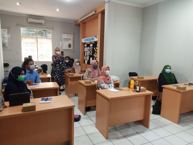 DIni Salmiyah sedang memberikan pelatihan tentang Youtube