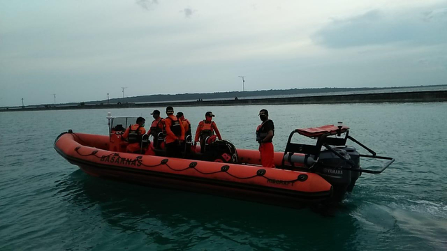 Tim SAR diberangkatkan menuju lokasi pencarian hilangnya korban. Foto: Dok Basarnas Kendari.
