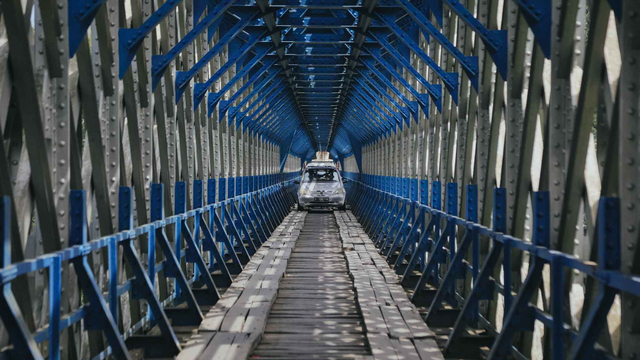 Mobil melintasi Jembatan Cirahong di Ciamis, Jawa Barat. Foto: Aditia Noviansyah/kumparan