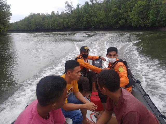 Proses pencarian terhadap Yulianus Buda di Sungai Taolas, Halmahera Utara. Foto: Istimewa 